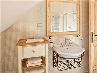 Dvor Tacen Bed and Breakfast 4*