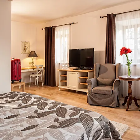 Dvor Tacen Bed and Breakfast 4*