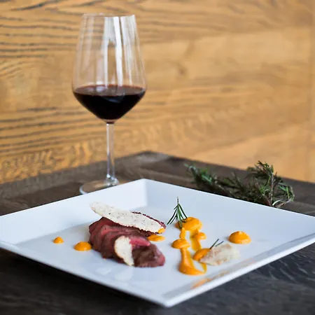 Dvor Tacen Bed & Breakfast