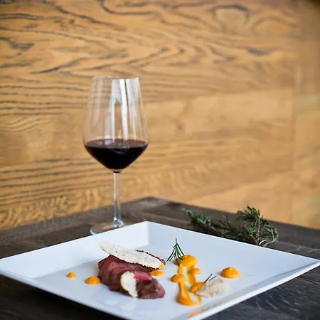 Dvor Tacen 4* Ljubljana